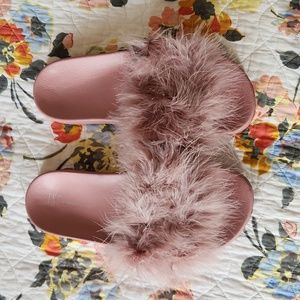 Fuzy Pink Sandals 👡